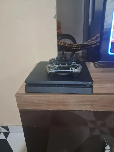 PS4 Slim  acompanha 2 controles 7 jogos