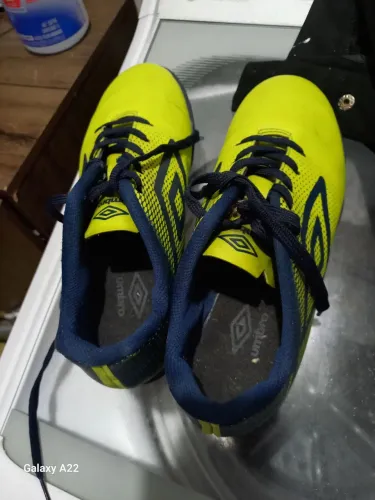 Chuteira futsal tamanho 35 umbro semi nova