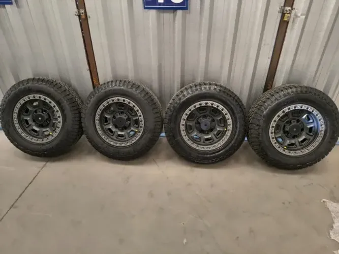 Conjunto: Pneus (4) General Grabber 225/70 r15 AT3 | Rodas (4) HSR Aro 15 Tala 8