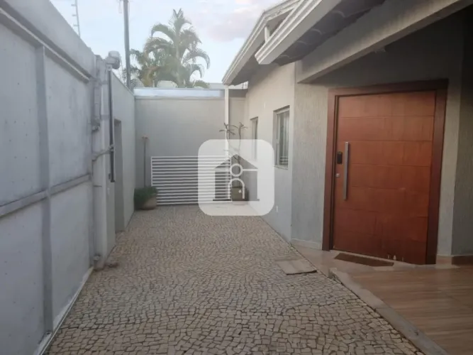 Casa para venda no Bairro Jardim Karaíba