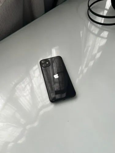 iPhone 11 Preto por 800 reais só com um trincadinho de nada n afeta em nada
