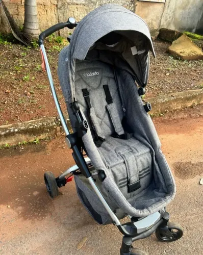 Carrinho de bebê + bebê conforto + brindes