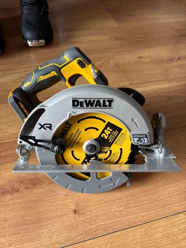 Vende-se Serra Circular DEWALT NOVA