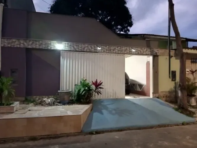Casa à Venda com 2 Quartos, Quintal Amplo e Excelente Localização!