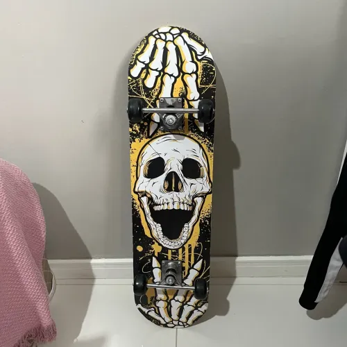 Skate completo usado - Caveira Preto e Amarelo ?