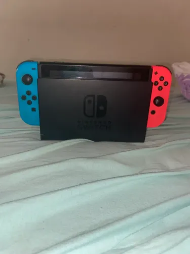 Nintendo Switch com Cuphead e Super Mario Odissey