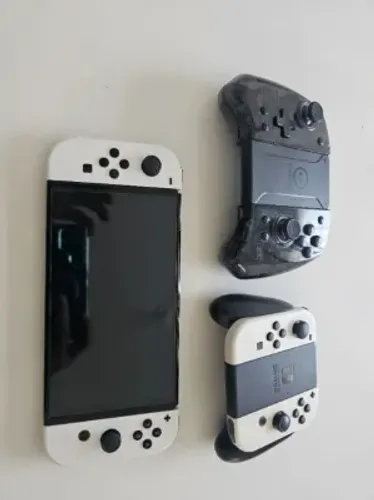 Nintendo Switch Oled com dois controles extras