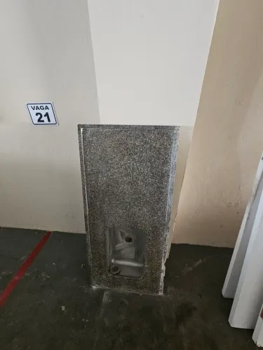 Pia de granito com acabamento armário 3 portas