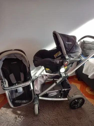 Vendo carrinho Moisés com bebê conforto