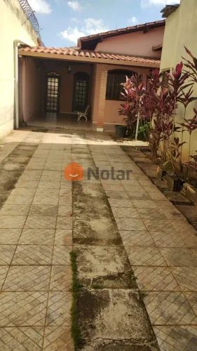 Casa de 3 quartos com suíte + 2 lojas à venda no centro de São Joaquim de Bicas MG