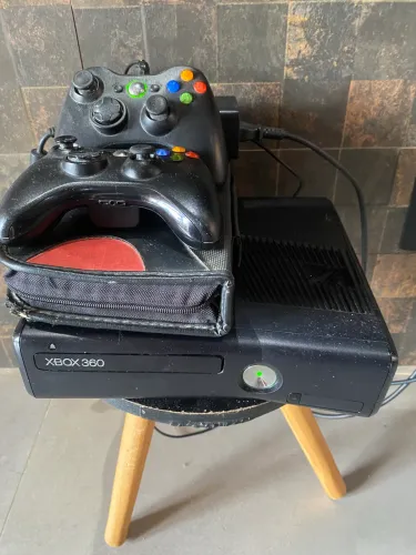 Vendo console Xbox 360 Slim Bloqueado mais jogos e mais dois controles sendo um com fio