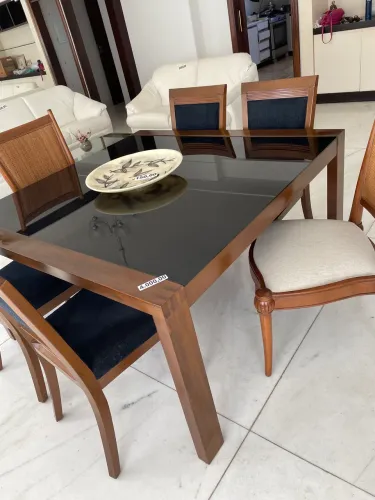 Vendo uma Mesa com seis cadeiras