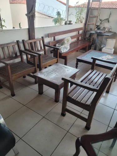 Conjunto de bancos de madeira
