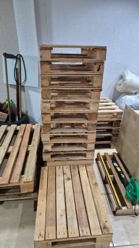 Pallets seminovos medida 0.80 por 0.60 centímetros, madeira eucalipto, entregamos. 