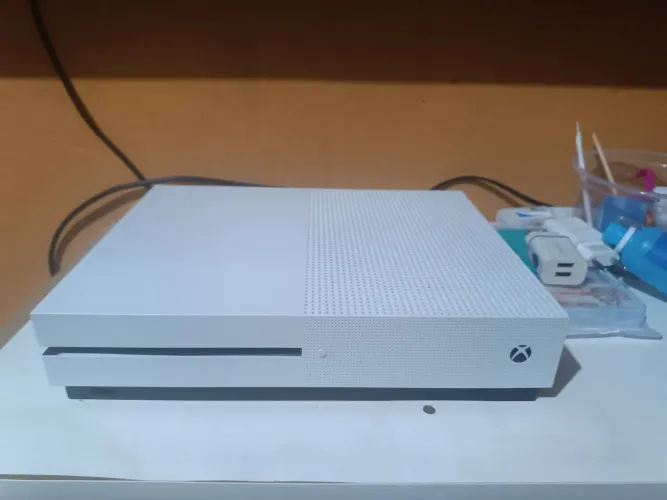 Vendo ou troco Xbox one 1 terá de memória