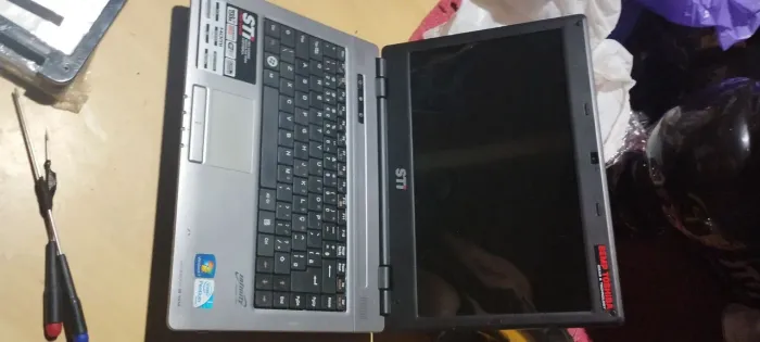 Carcaça estrutura STI  IS1414 ( não acompanha teclado e tela ok)