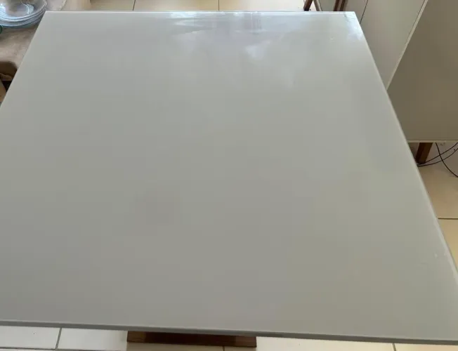Vendo mesa semi nova com tampão de vidro