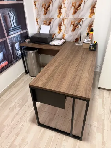 Mesa de escritório com duas gavetas