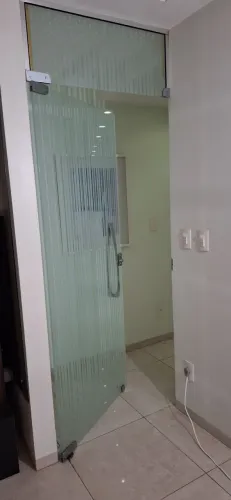 Porta de vidro temperado com desenho imitando código de barras 