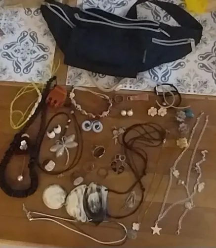 Conjunto de 25 itens de bijou mais uma pochete