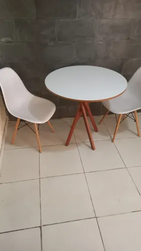 Mesa pequena de madeira com 2 cadeiras