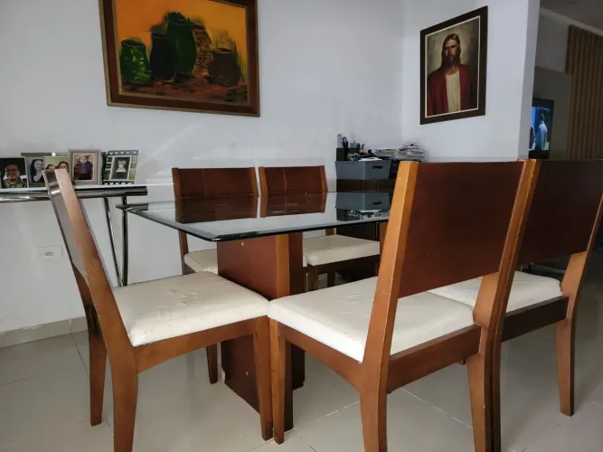 Vendo Mesa de Sala completa com 6 lugares, cadeiras e tampa de vidro lapidada as laterais