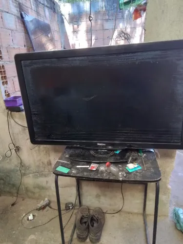 Vendo esta TV com detalhe na tela , tem marca de uso mas dá pra ver imagem nítida vendendo