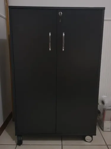 Armário preto de 2 portas com 03 prateleiras.