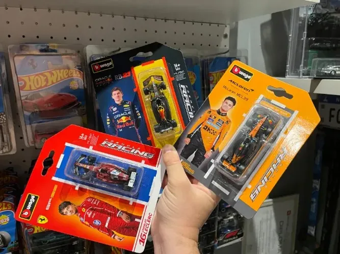Lote 1/64 Bburago Fórmula 1 Ferrari + Red Bull + McLaren.