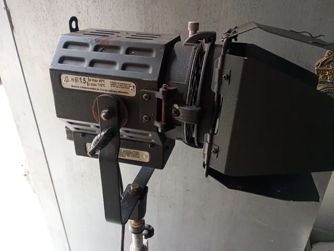 Vendo refletor Fresnel 650w