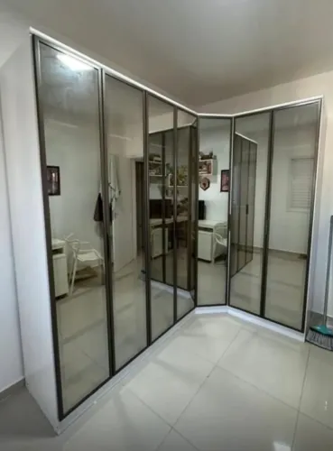 Vendo um lindo guarda roupa portas de vidro com led