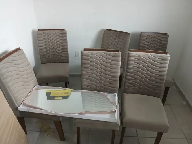 Vendo 1 mesa com 6 cadeiras nova do fiz montar