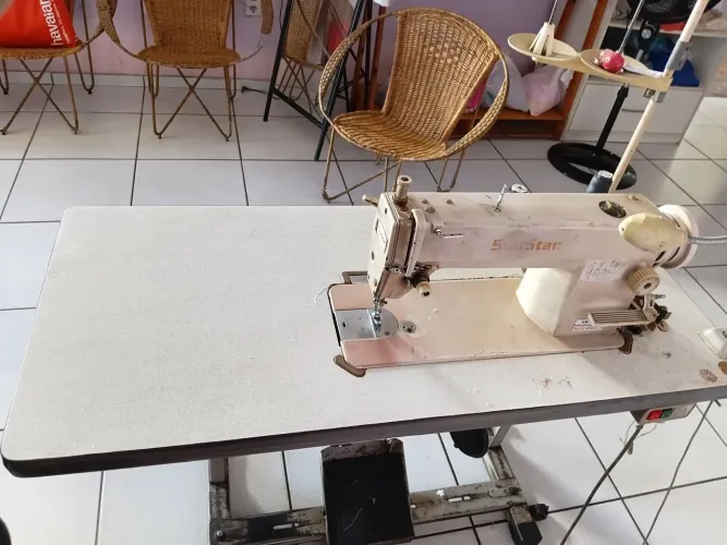 Máquina de costura reta