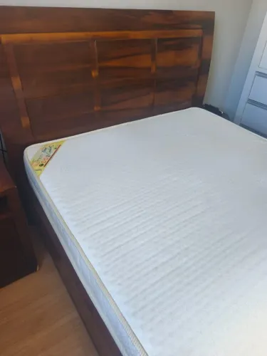 Cama com cabeceira e 6 gaveteiros de madeira.