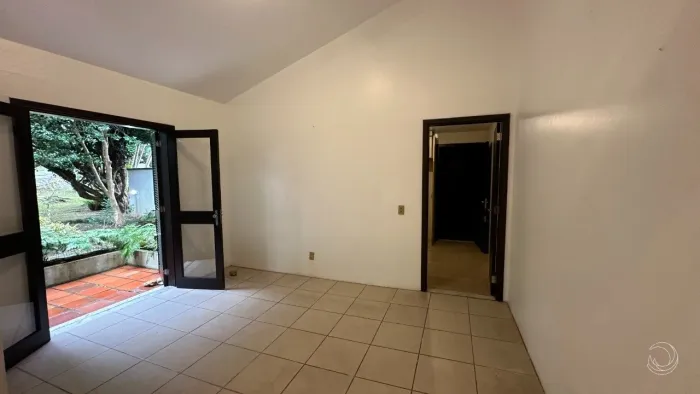 Casa Residencial de 5 dorms no bairro Itaguaçu
