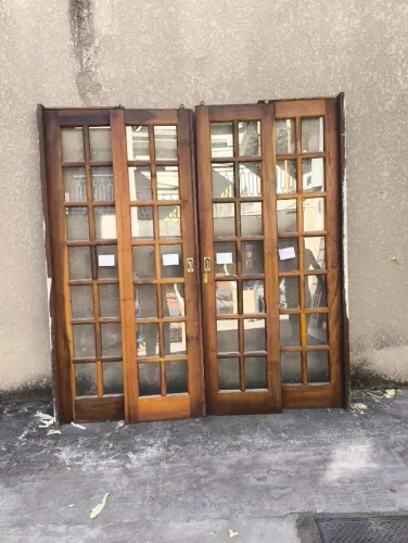Portas coloniais grandes em imbuia com quatro ou duas folhas