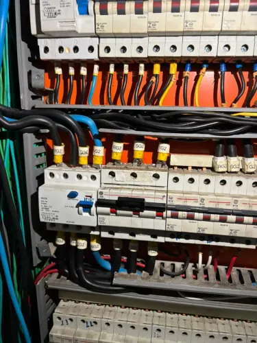 Eletricista é serralheiro *