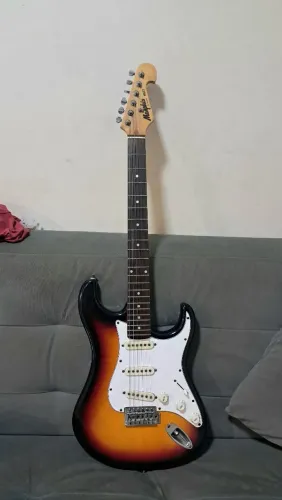 Guitarra Strato Memphis by Tagima MG22 perfeita