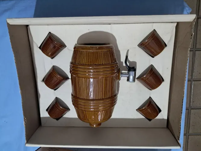 Vendo novo,sem uso conjunto  de barriqinha para aperitivos( jarra com torneira e 6 copinho