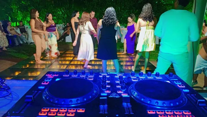 DJ com tablado