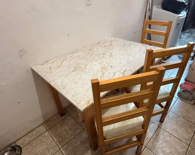 Mesa c/ 3 cadeiras 