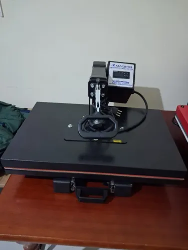 Prensa térmica MAQMEI 40x60 Gaveta com abertura vertical.