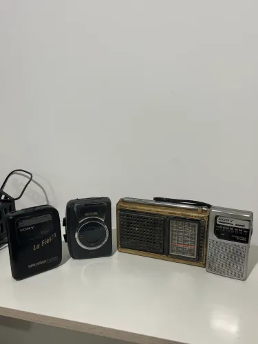 Lote com 4 Rádios e Walkmans Antigos - R$ 100