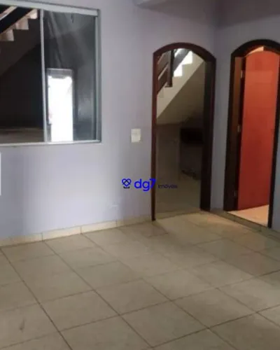 Sobrado recém reformado, suíte, escritório, sala de jantar e hall de entrada