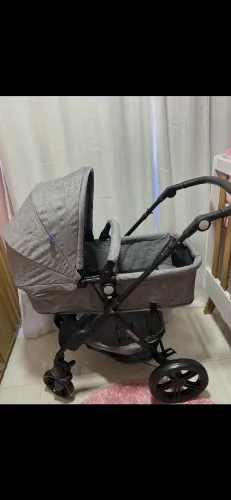 Carrinho de bebê com bebê conforto cosco