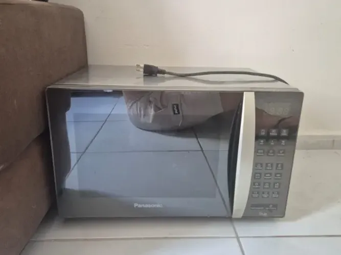 Micro-ondas Panasonic Style Grill NN-GT684S 30L Inox ? Não liga, p/ peças ou reparo