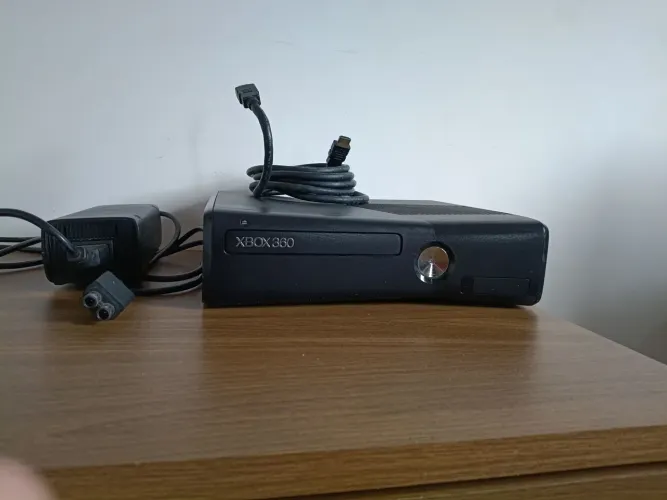 XBOX 360 DESBLOQUEADO COM HD INTERNO APROXIMADAMENTE 80 JOGOS