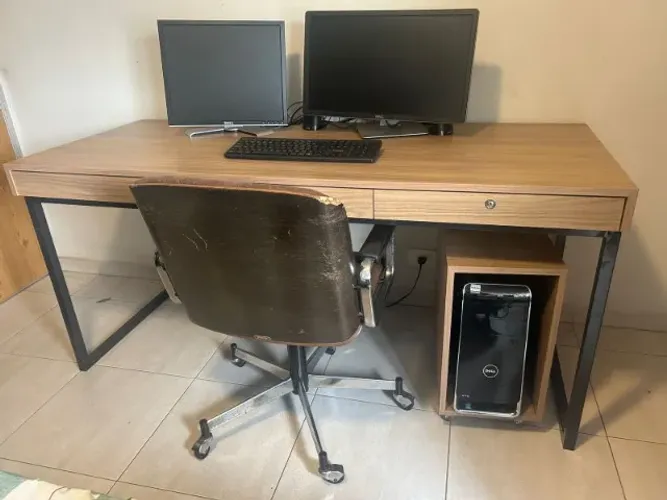 Mesa escritório com balcão e base em serralheria