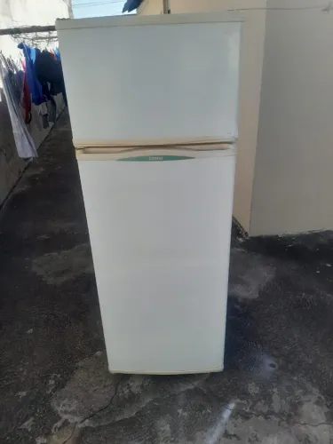 Geladeira frosfree 220 V funcionando ótimo