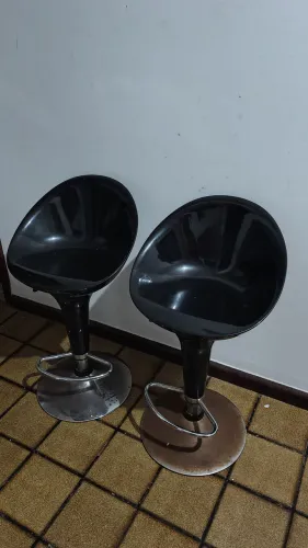 Duas banquetas encosto alto